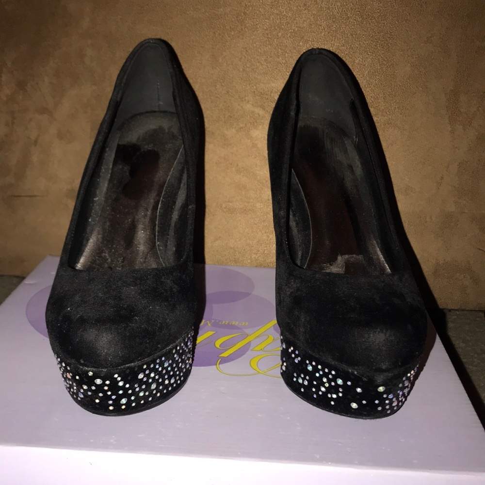 Black pumps